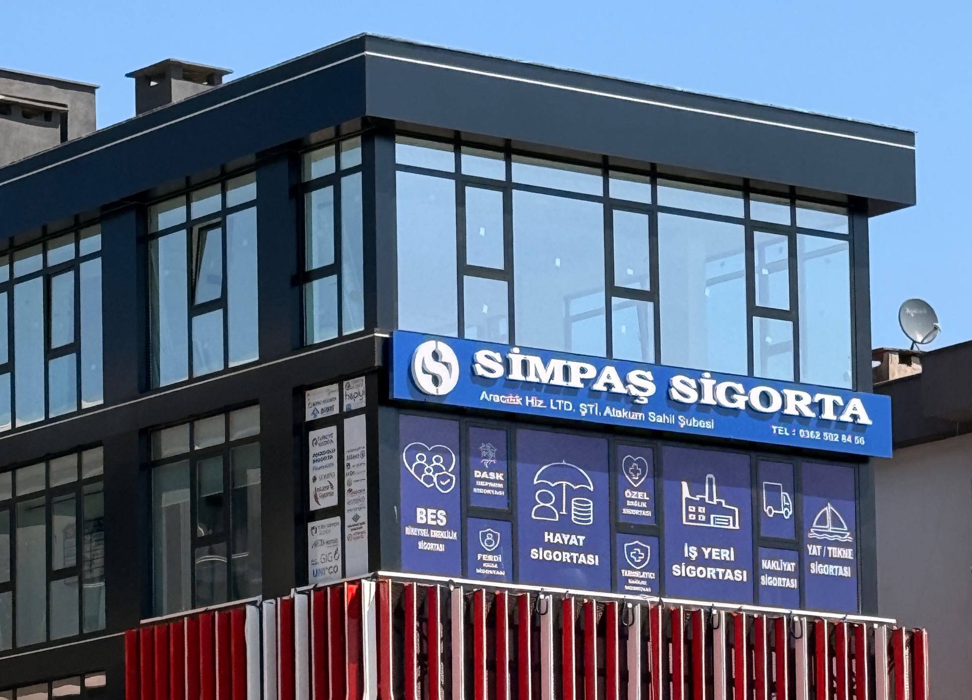 Mavi tabelasıyla Simpaş Sigorta Atakum Sahil Şubesi cephesi