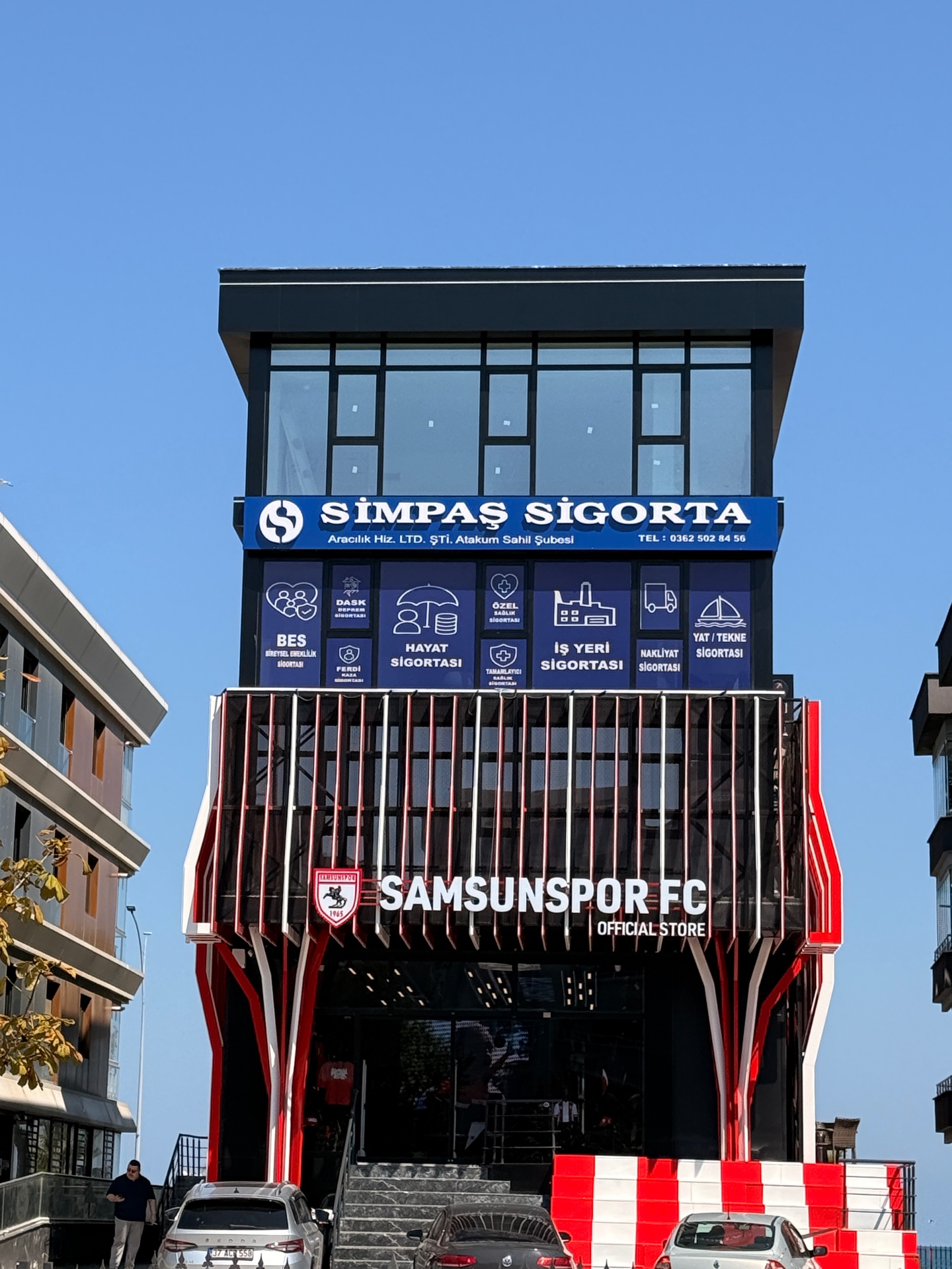 Gündüz saatlerinde Simpaş Sigorta Atakum Sahil Şubesi binasının cephesi